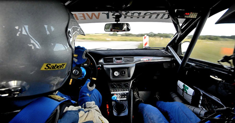 Kim Madsen og Kasper Sørensen havde en fin start på Caramba Rally. Her er de på Antvorskov Kaserne, inden bilen fik problemer.